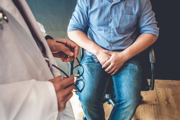 prostatitisaren sintomak dituen gizon bat medikuaren hitzorduan